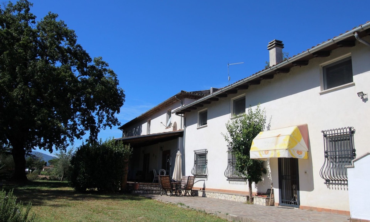 Isoletta House | Large apartment with shared swimming pool, located in a natural park, Rome 100 km