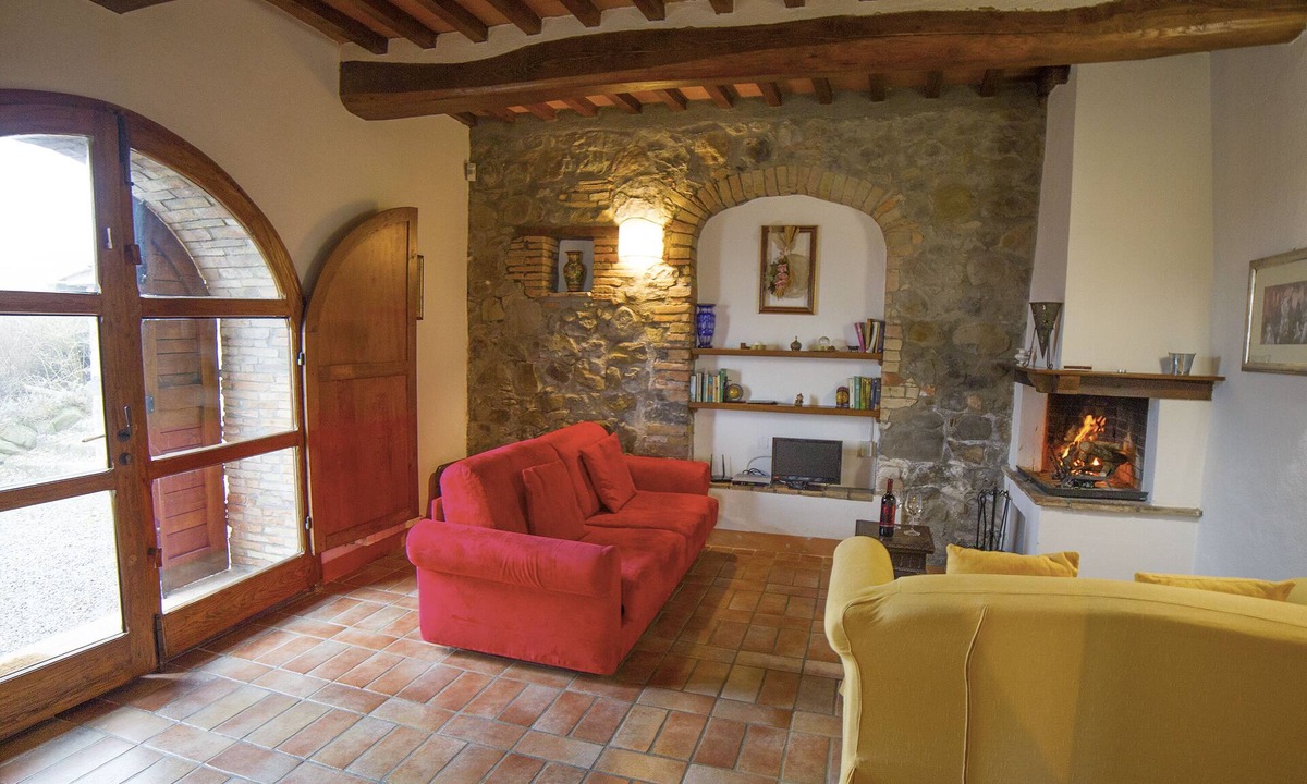 Radicofani House | Large apartment with garden in an old farmhouse with swimming pool