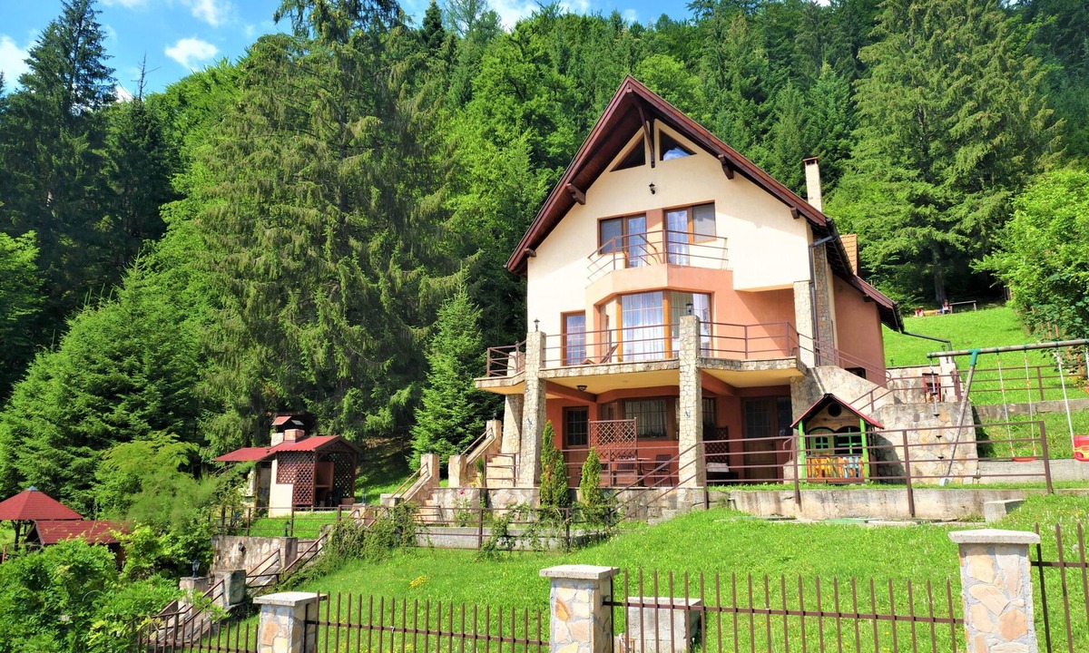 Predeal Villa | Large mountain holiday villa with magnificent views, Brasov