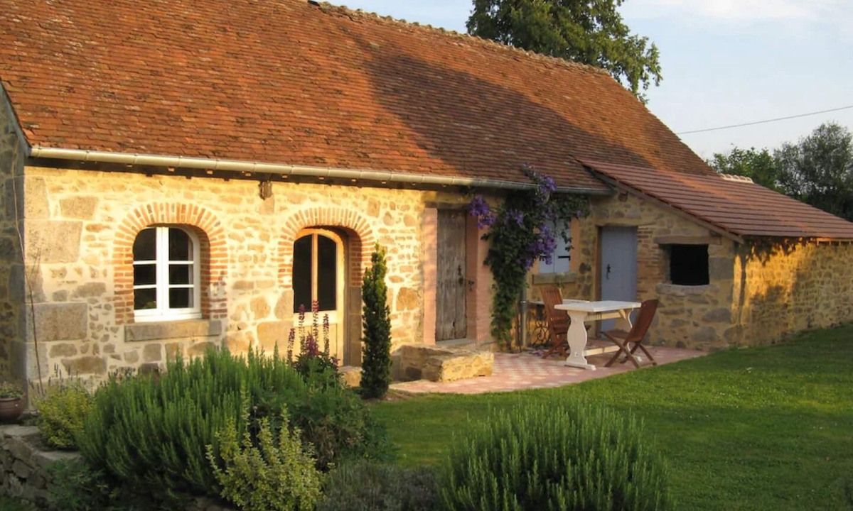 Saint-Vaury Cottage | Le Gite au Chez has one bedroom