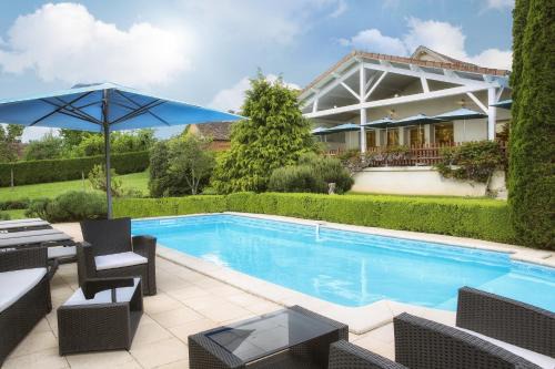La Coquille Hotel | Logis Hôtel-Restaurant Les Voyageurs