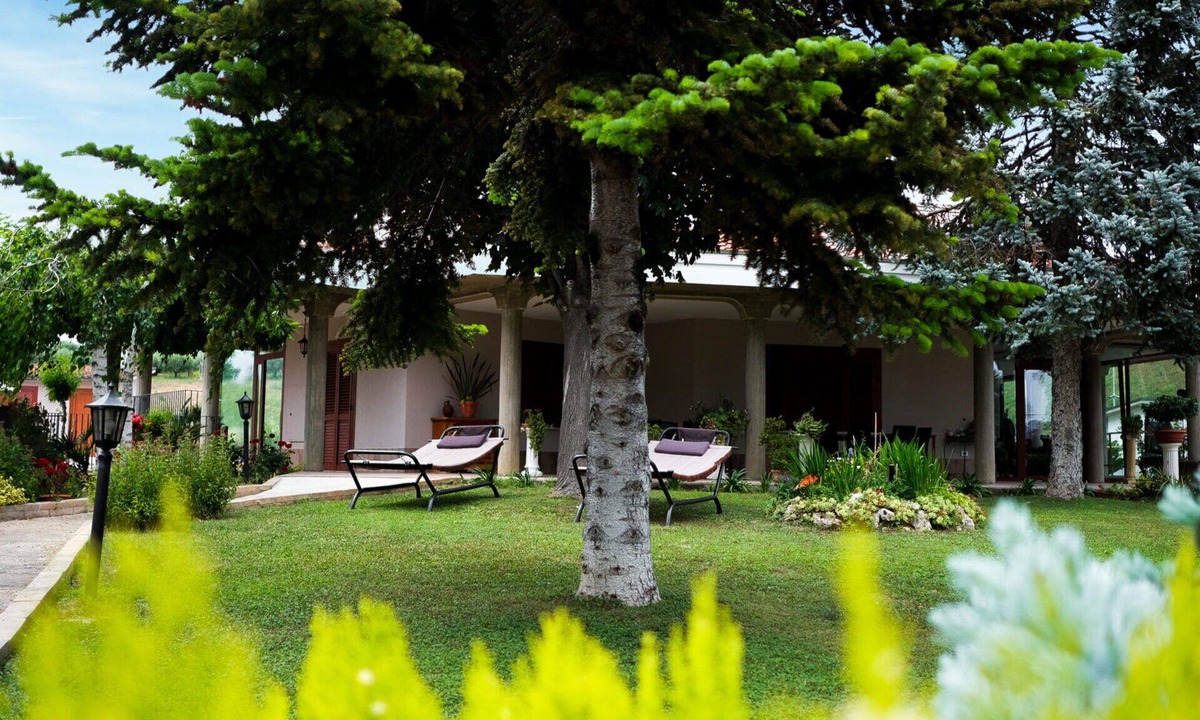 Roseto degli Abruzzi Villa | Lovely apartment in villa for 2 people with A/C, WIFI, TV and patio