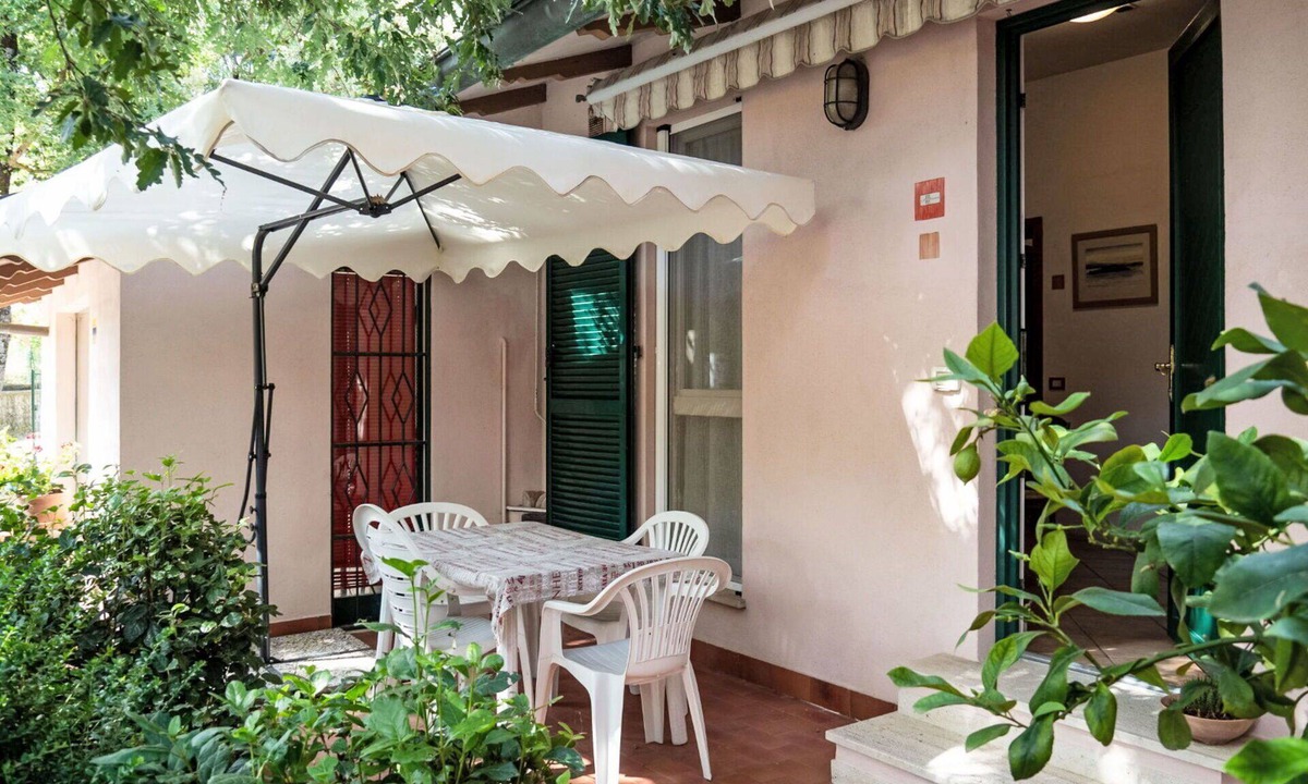 San Feliciano Apartment | Lovely apartment for 4 people with A/C, pool, WIFI, TV, patio and pets allowed
