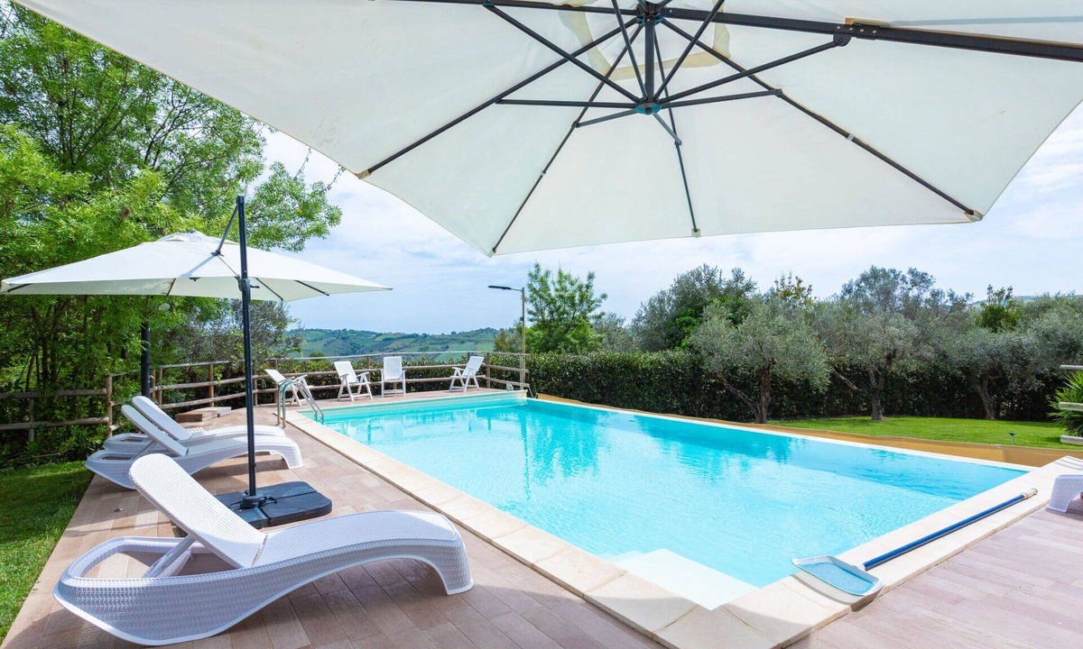 Casalbordino House | Lovely apartment in villa for 6 guests with WIFI, pool, TV and terrace