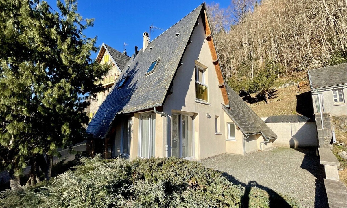 Mont-Dore House | Luminous escape by the peak path