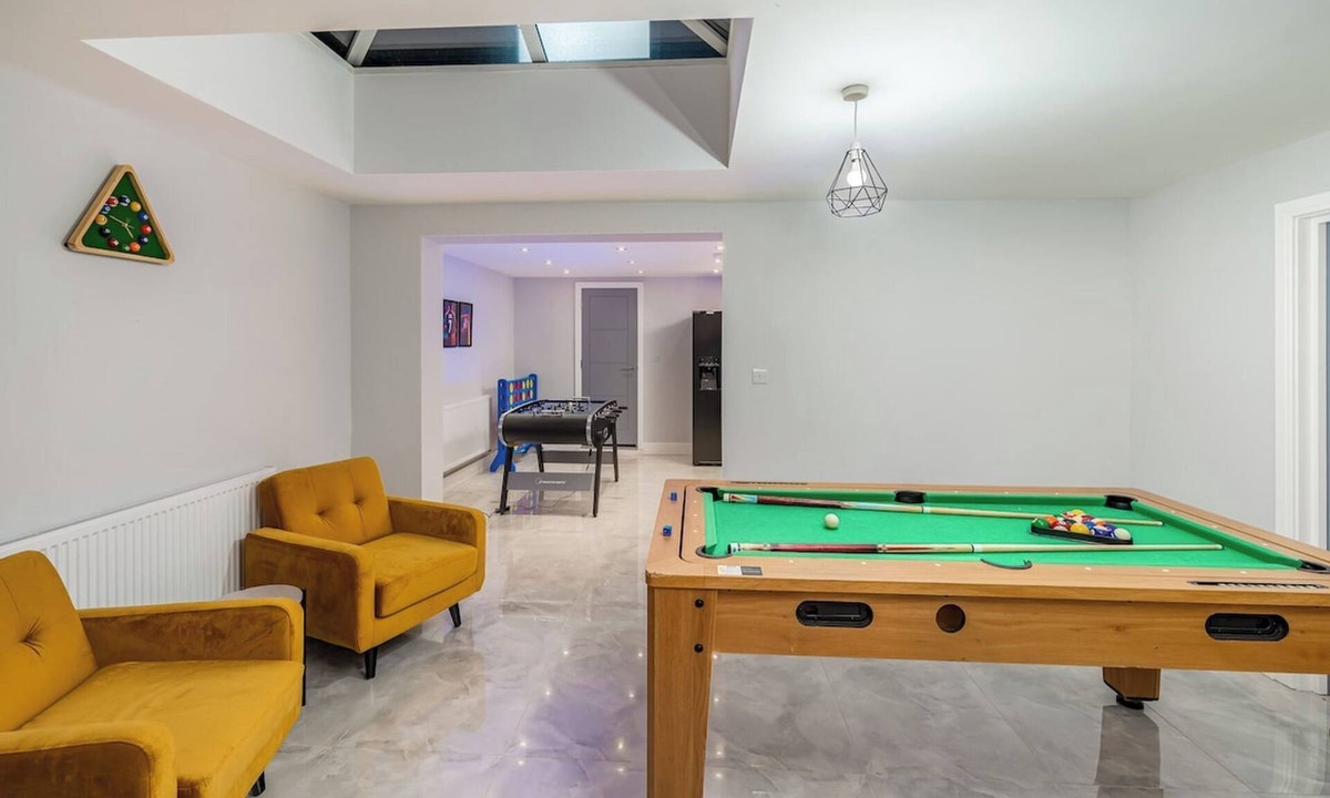 Uxbridge South House | Luxe 5BR Family Retreat w/Hot Tub & Pool Table