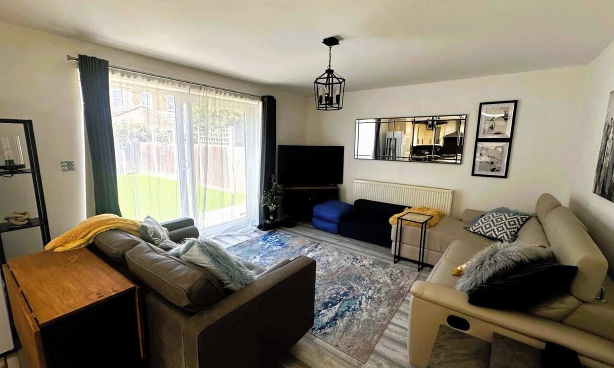 Cranbrook Apartment | Luxury 3-Bed | Ilford | Modern Comfort & Elegance