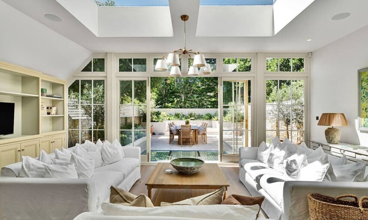 Palace Riverside House | Luxury 6-Bed Mansion | Gym | Sauna | Pool | AC