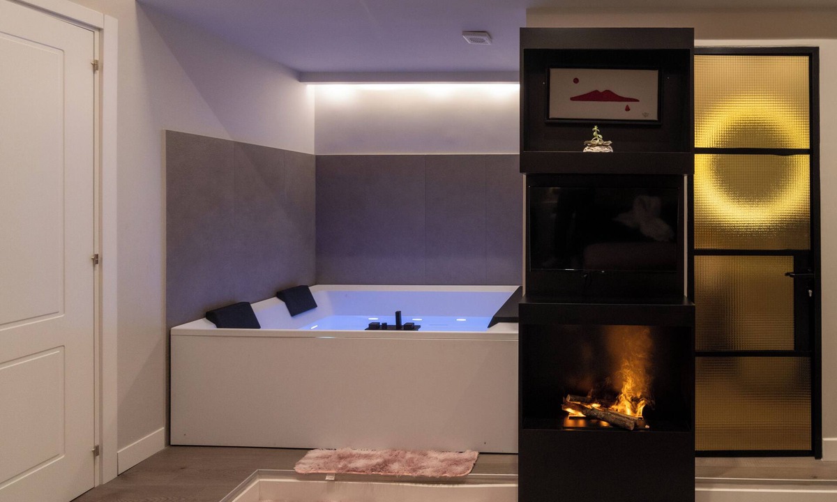 Vasto Hotel | Luxury Ischia in Naples station train