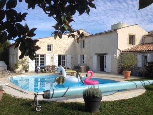 Saint-Gregoire-d'Ardennes Villa | Maison ancienne avec piscine au milieu des vignes