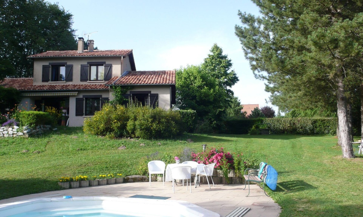 Couzeix House | 🌿 Maison de Charme 4 Étoiles Gite de France- Piscine Chauffée & Grand Parc 🌿