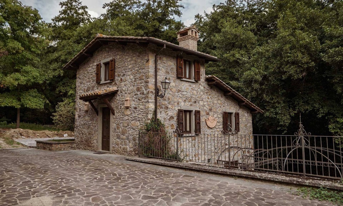 Celleno Villa | Majestic Lazio Villa | Villa Medici | 3 Bedrooms | Private Garden | Spacious.