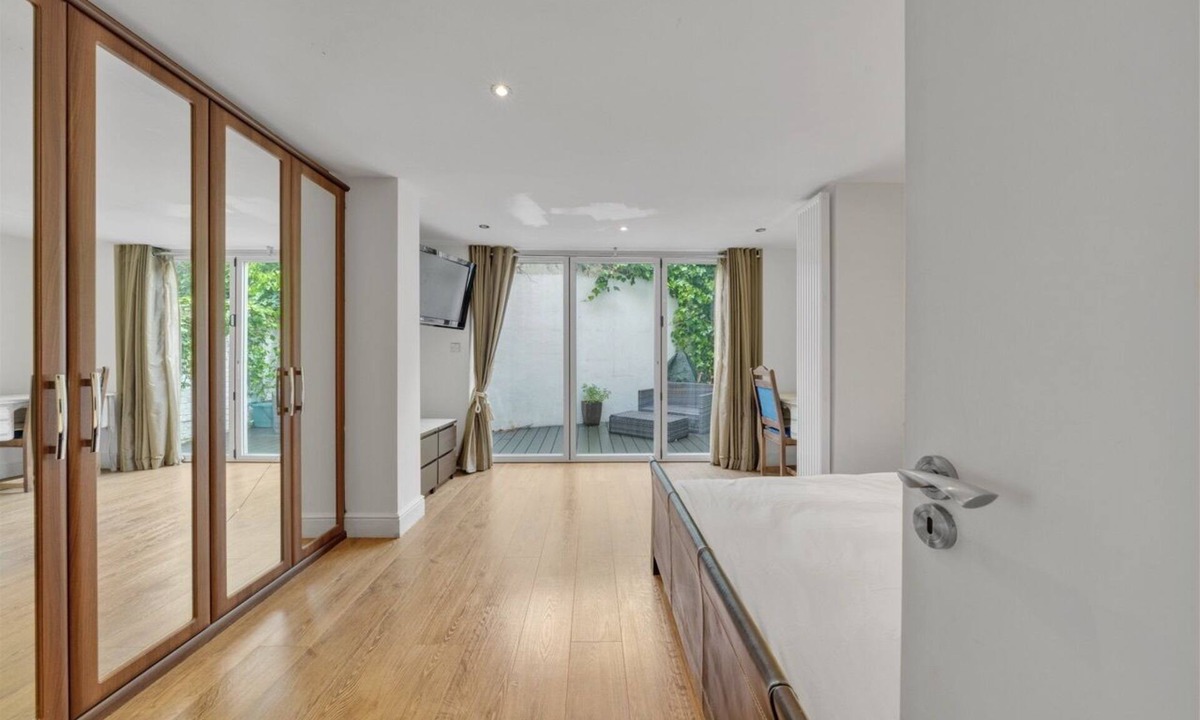 Queen's Park House | Mews House in Maida Vale near Paddington with Free Parking