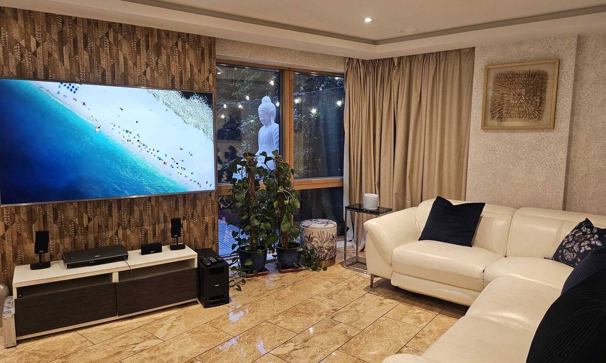 Maida Vale Apartment | Minutes from tube, exclusive central london location. Huge garden and spacious