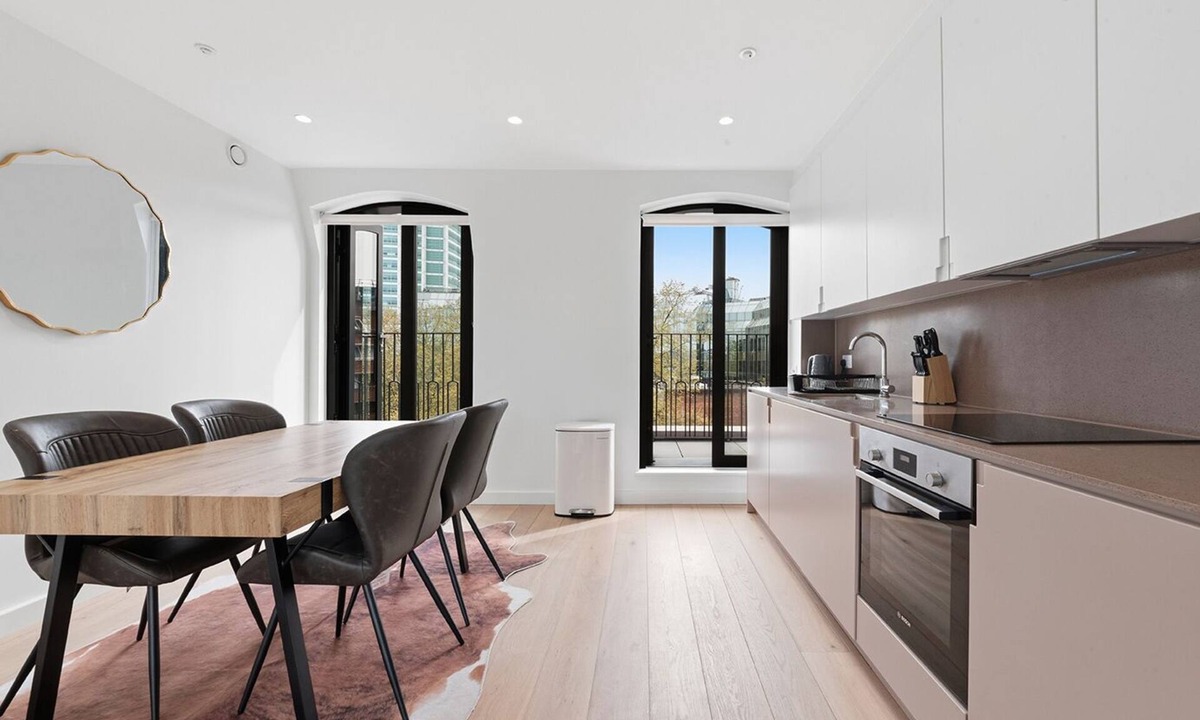 Euston Apartment | Modern 1-Bedroom Apartment with Balcony Views