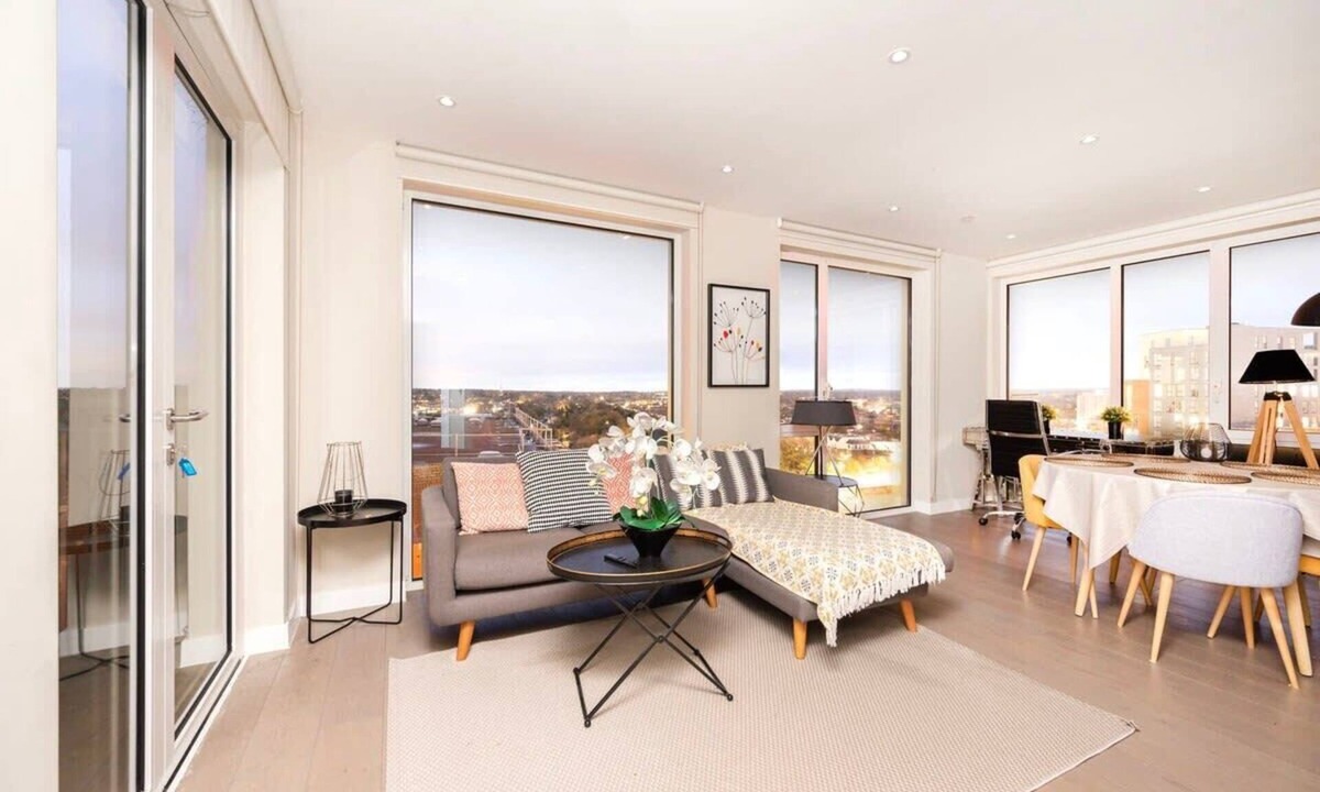London Borough of Bromley Apartment | Modern Apartment with Office Space in Bromley