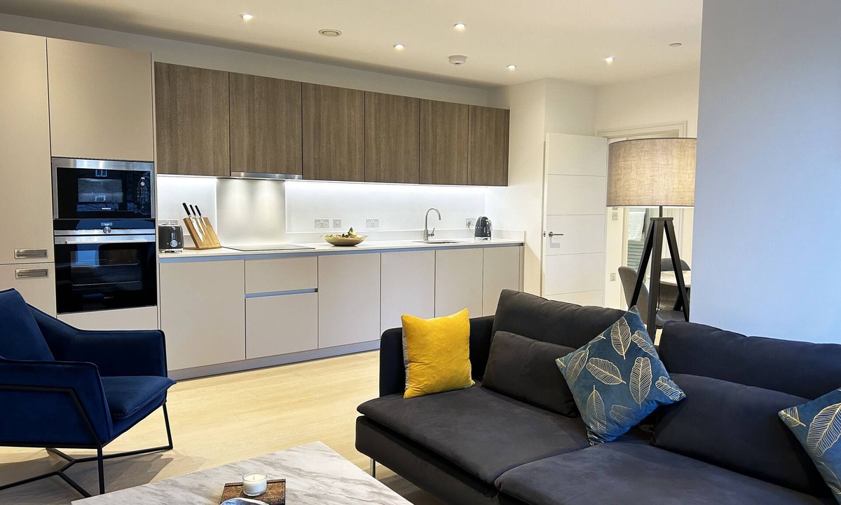 Brondesbury Park Apartment | Modern bright 1 bedroom apartment with balcony, courtyard, gym & 24-hr concierge