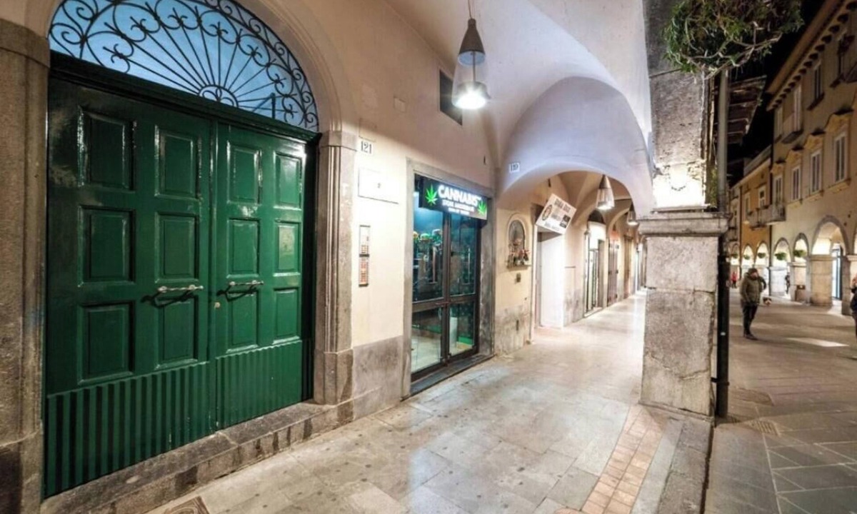 Cava de' Tirreni House | Modern house in old village