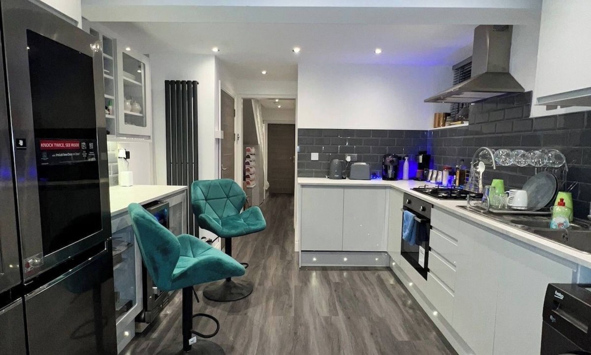 Uxbridge South Apartment | Modern House w/Netflix + Hot Tub