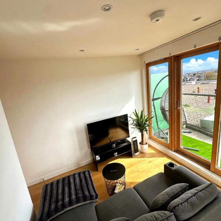 Fairfield Apartment | Modern Prime Apartment - 20 mins to Central London - 15 mins to Gatwick Airport