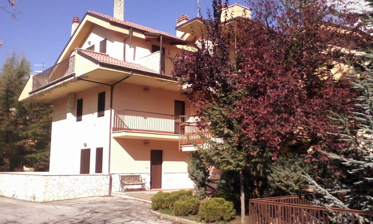 Campo di Giove Cottage | Mountain house covered in wood with fireplace 5 beds