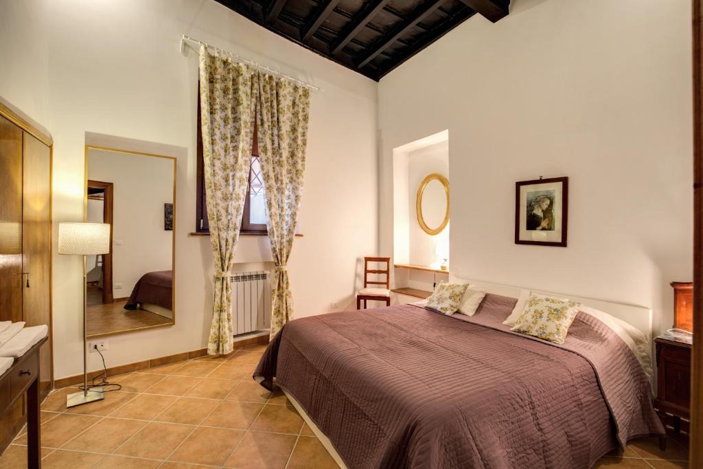 Rione V Ponte Apartment | Navona Flowers