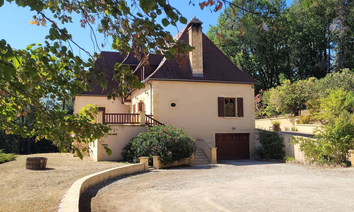 Auriac-du-Perigord House | NEW SPACIOUS 4 BED/3 BATH HOUSE VAST PRIVATE GROUNDS 10 MIN DRIVE FROM MONTIGNAC