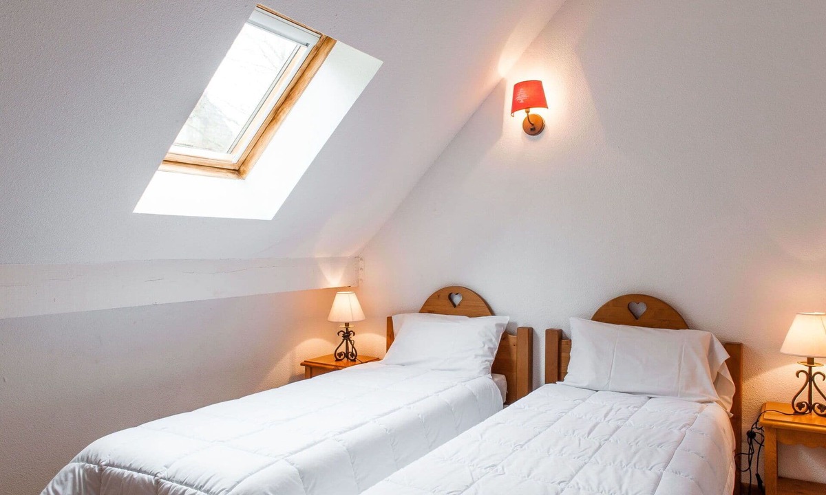 Besse-et-Saint-Anastaise Apartment | Nice apartment for 8 people with pool, internet, TV, balcony and pets allowed