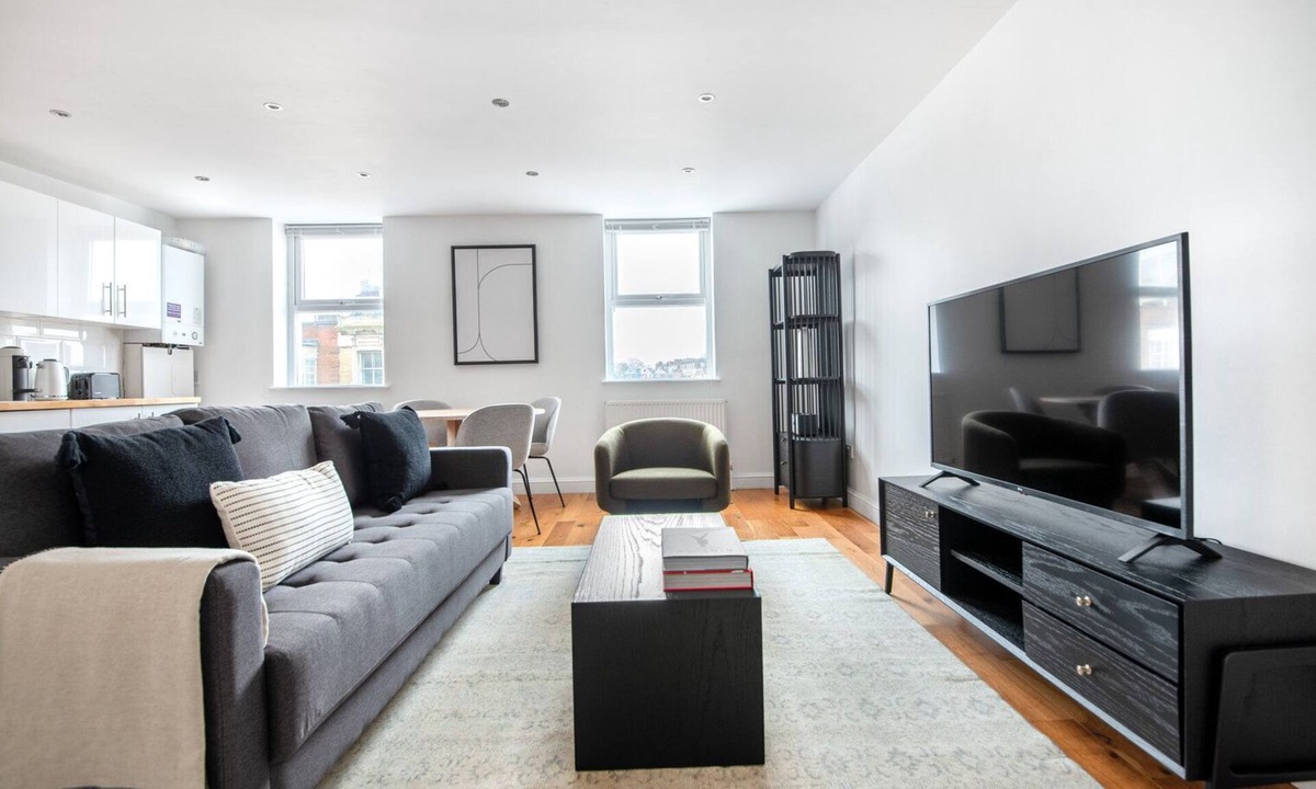 Lancaster Gate Apartment | Nice Bayswater 2 BR on Queensway opp. Underground stn, by Blueground