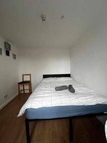 Coldharbour Apartment | Overton 1
