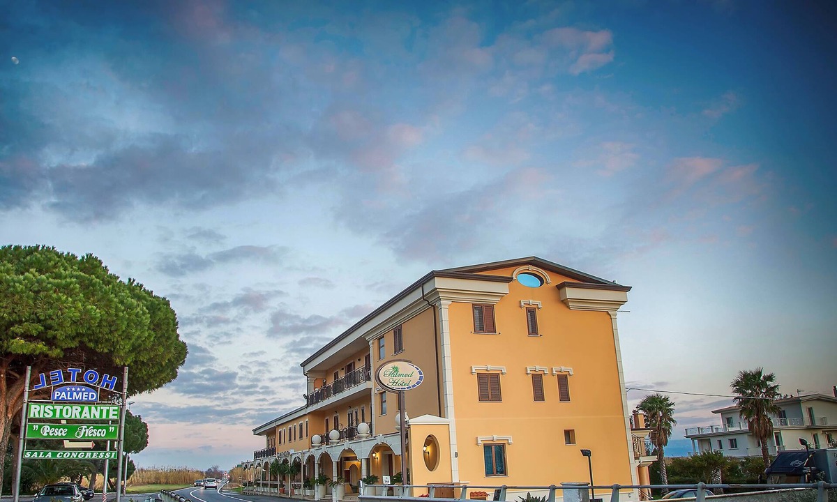 Gizzeria Hotel | Palmed Hotel