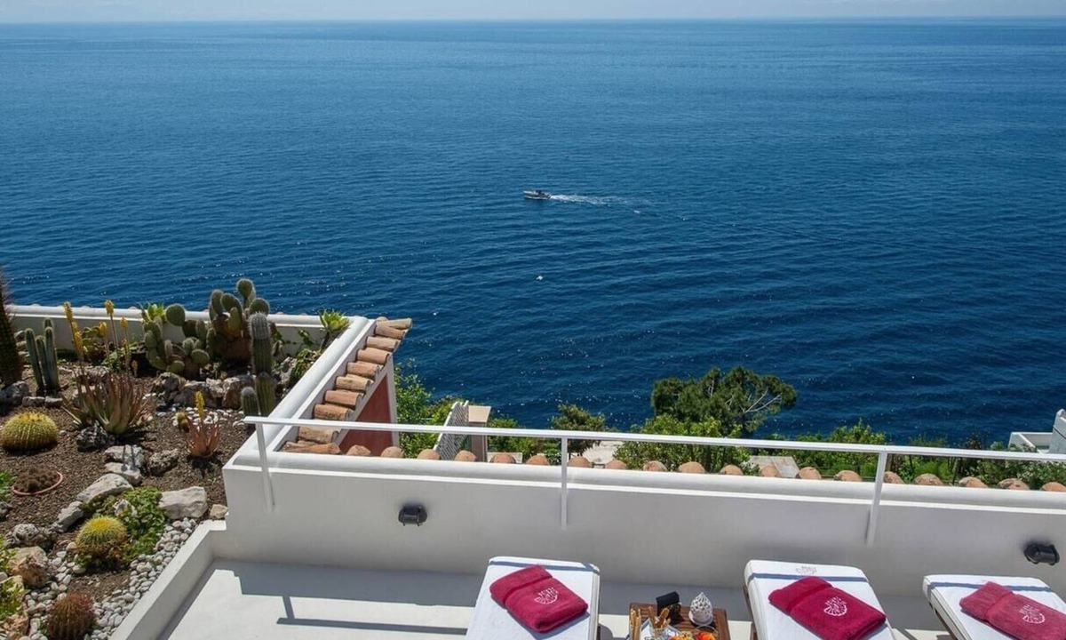 Castiglione Villa | Perfect luxury retreat on this heavenly piece!