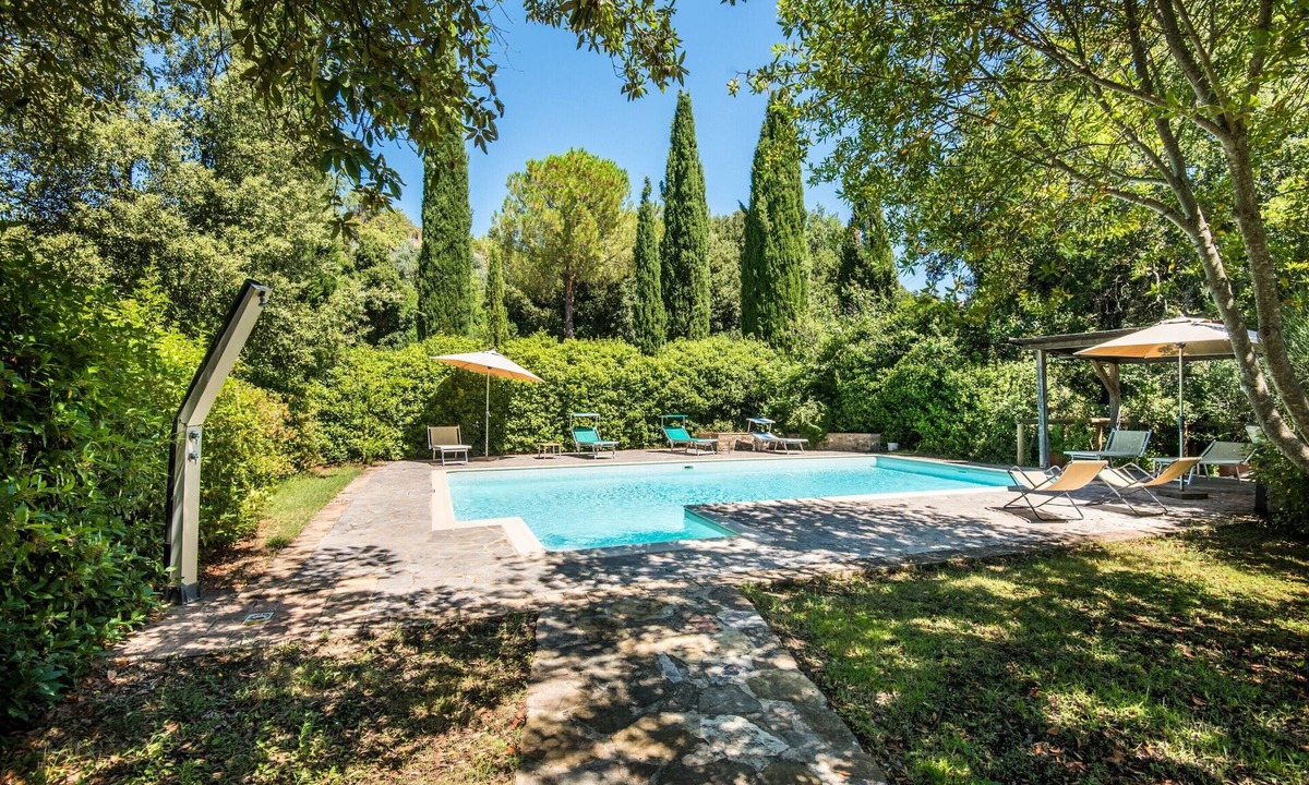 Sant'Angelo In Colle Apartment | Podere Giardino Wine & Bed – Glicine Apartment: Country House with Pool, Wi-Fi & AC