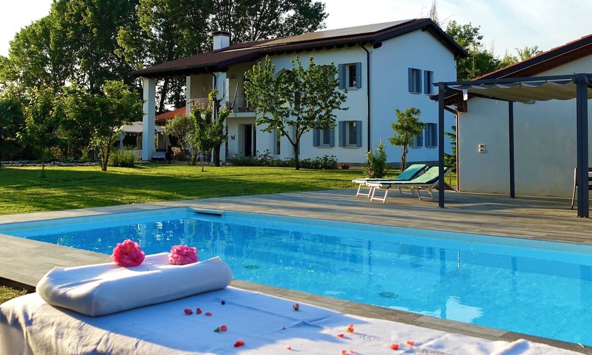 Mirano Apartment | Pool & Garden Small House