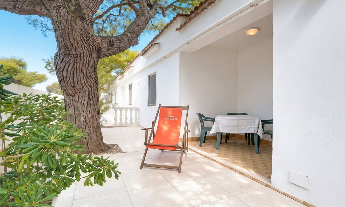 Chiesiola Resort | Property in a holiday village 'Baia Falcone-Bilocale 407' with sea view and air conditioning