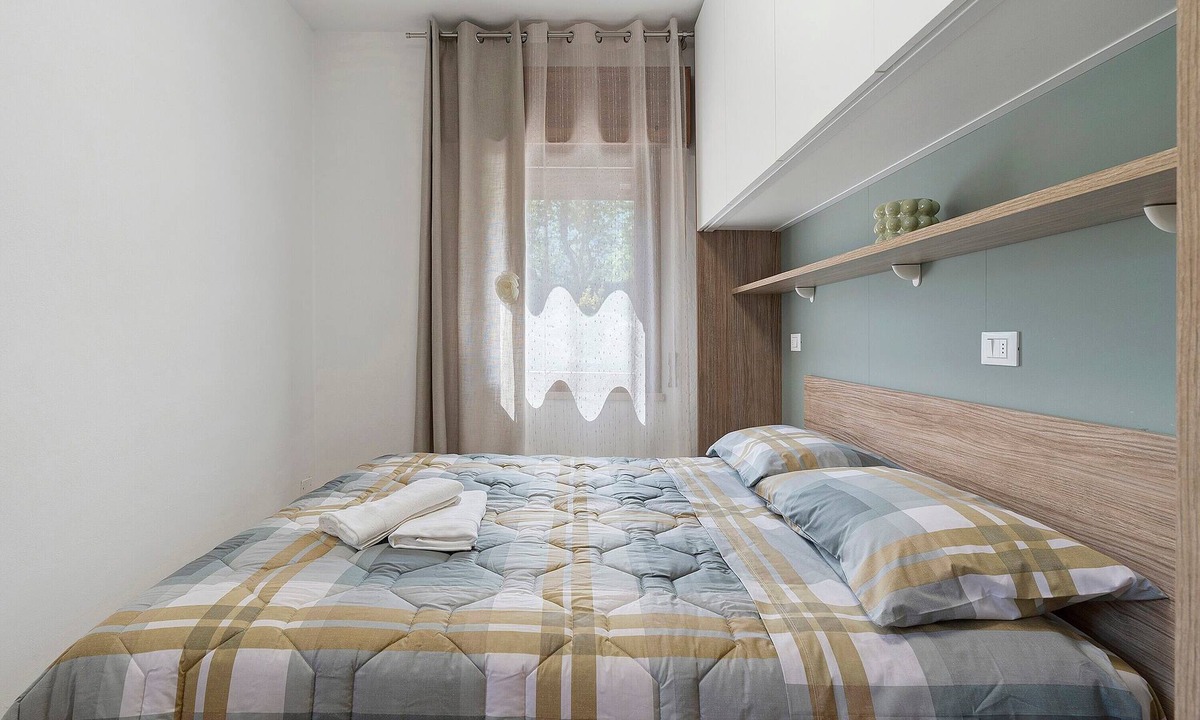 Alano di Piave Apartment | 'Prosecco Room' with Mountain View, Wi-Fi and Air Conditioning