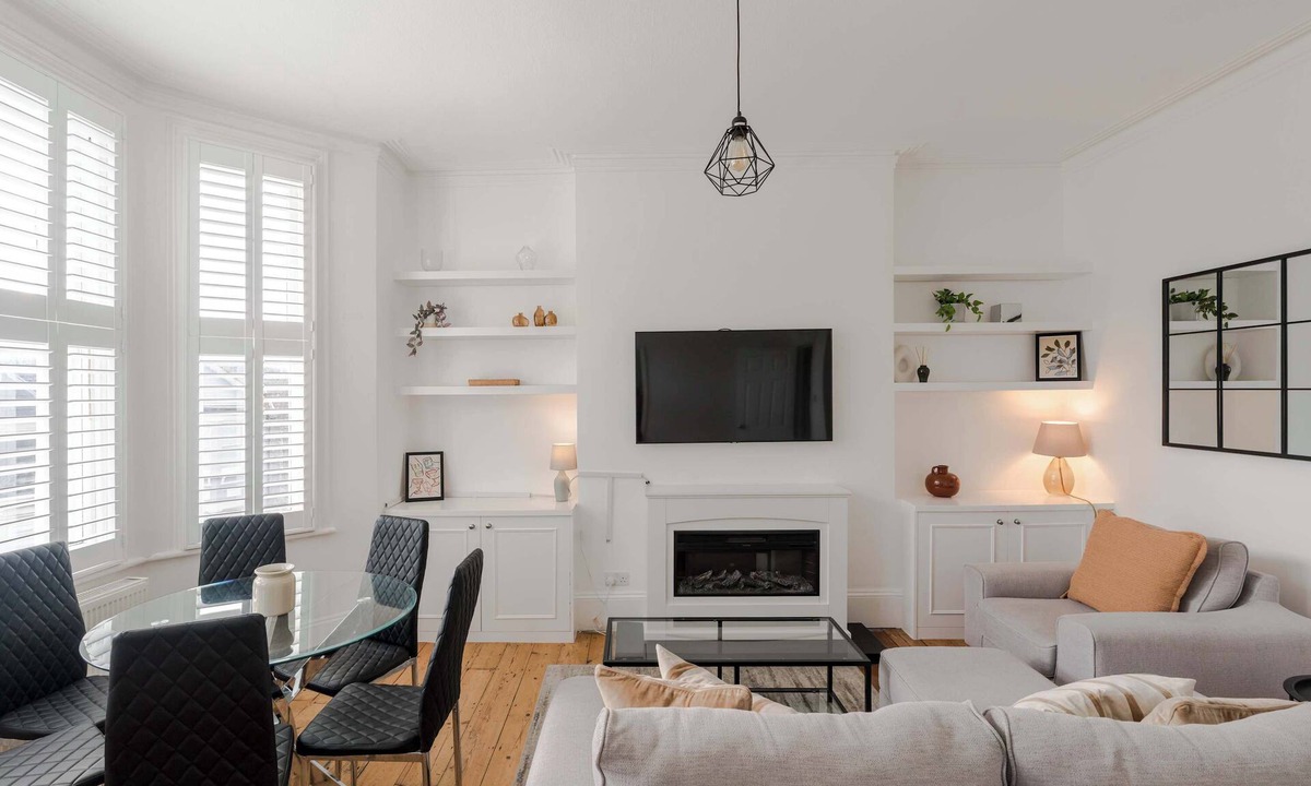 Kilburn Apartment | Queen's Park 2-Bed Apartment · Sleeps 4