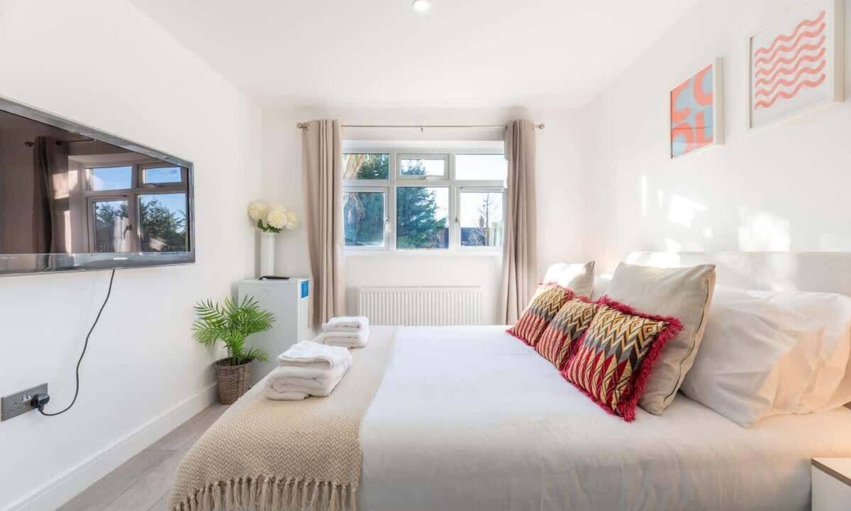 Epsom Condo | Quiet & Modern Studio in Epsom, EV Charger
