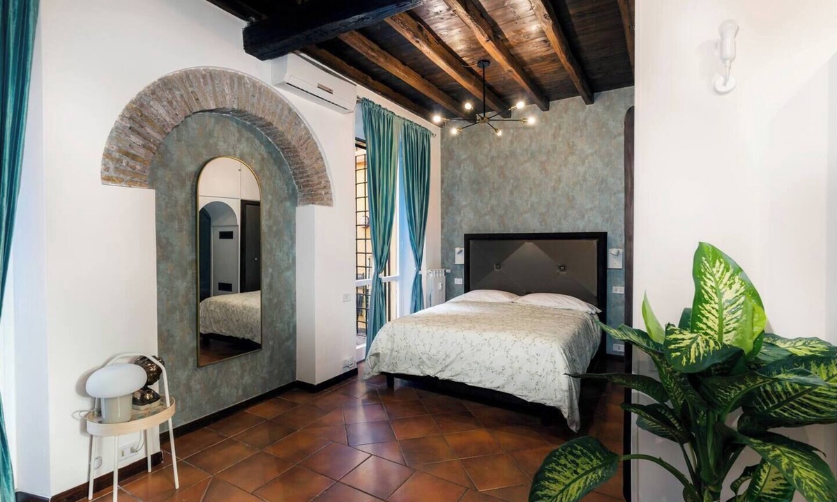 Rione II Trevi Apartment | Quiet Trevi Fountain Apartment Patio and Courtyard