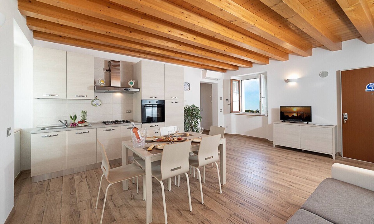 Bardolino Ski Chalet | Regarda - Romantic apartment Casa Rossa 1 with wifi, air conditioning
