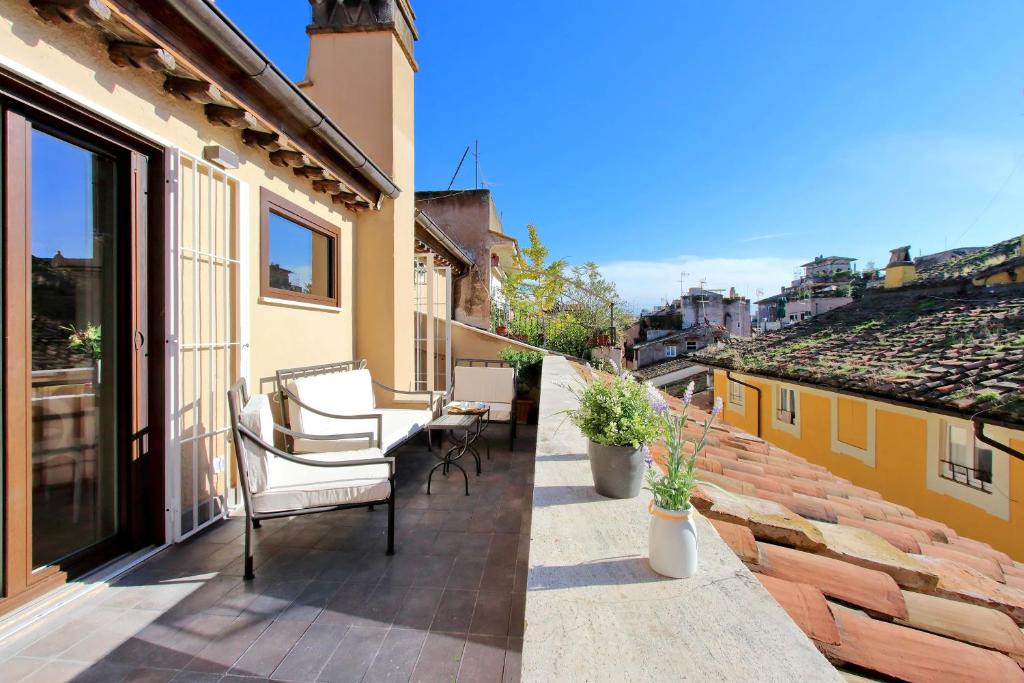 Rione V Ponte Apartment | Residenza Torre Vecchiarelli - apt 5 penthouse