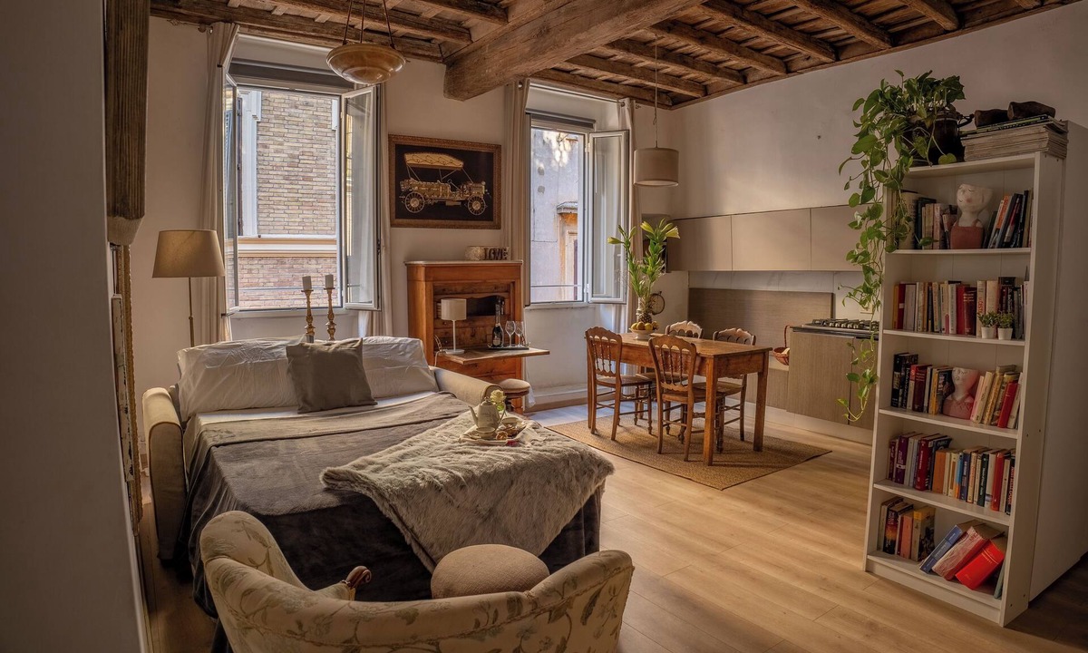 Campitelli Apartment | Roman Holiday (historical building from 12th century, 200m from the coliseum)