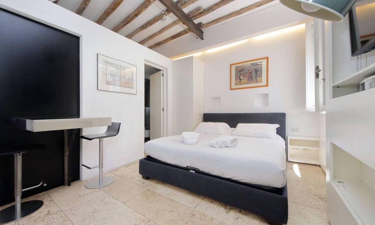 Rione V Ponte Apartment | Rome, historic center, modern studio apartment for 2
