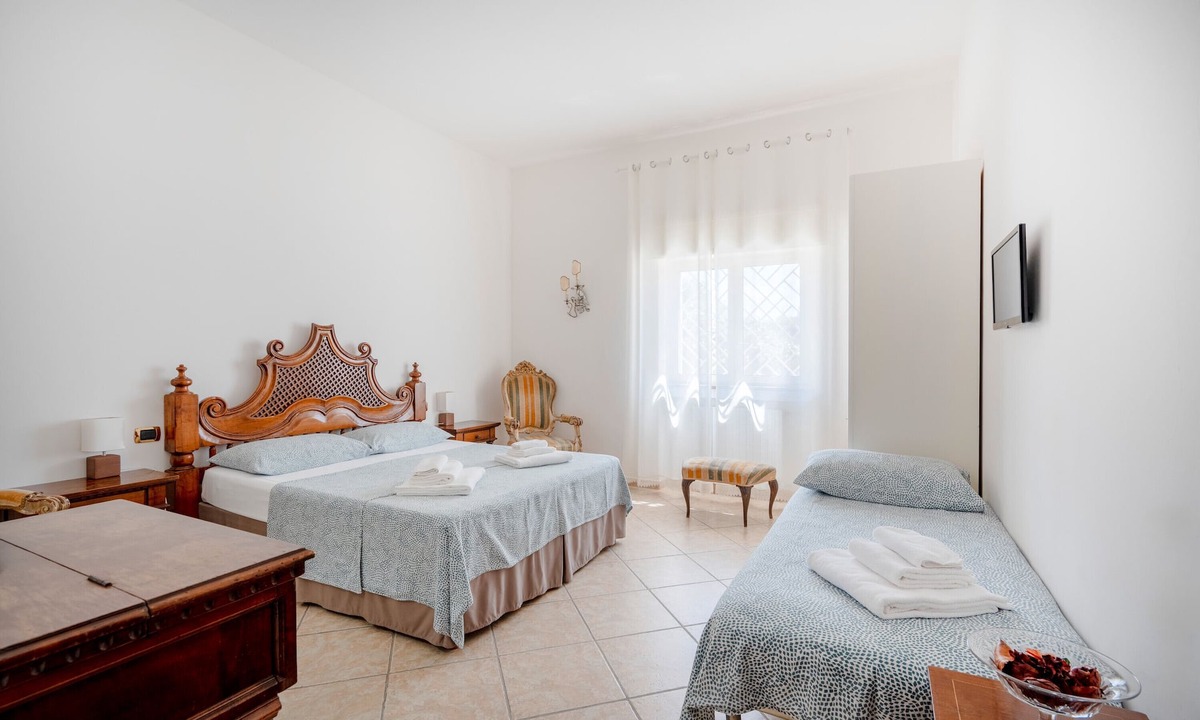 Palese Bed & Breakfast | Room 'King - Deluxe' with Shared Terrace, Wi-Fi and Air Conditioning
