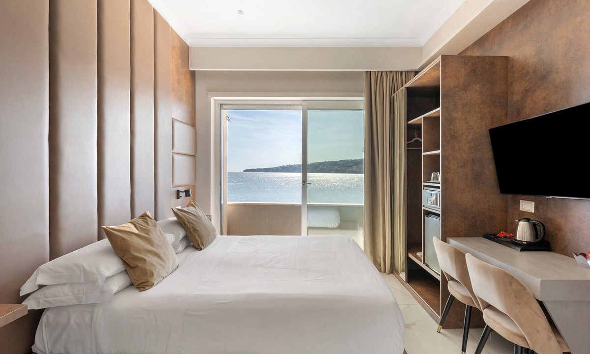 San Ferdinando Apartment | Room 'Luxury Fronte Mare Con Jacuzzi' with Balcony, Wi-Fi and Air Conditioning