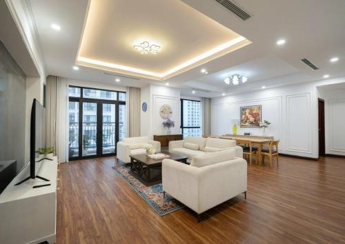 Thanh Xuan Apartment | Royal City 3BR Vintage Pool & Garden View