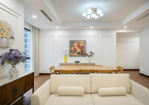 Thanh Xuan Apartment | Royal City 3BR Vintage Pool Garden View