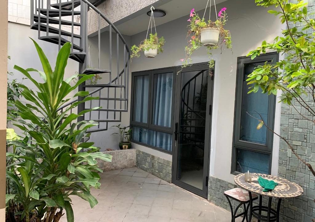 Binh Thanh Bed & Breakfast | Royal Room with front small yard