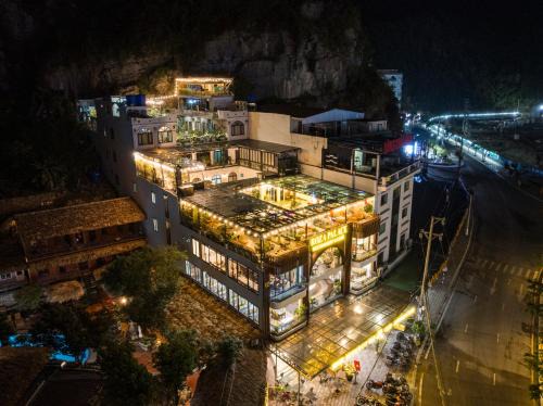 Cat Ba Hotel | Roza Cat Ba - Cave hotel, Swimming Pool & Rooftop