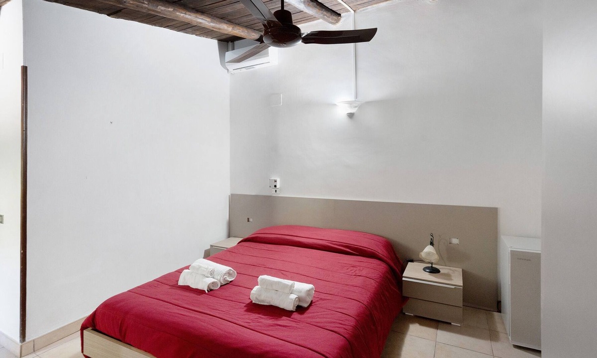 Caprioli Apartment | Scirocco Garden View Room with Wi-Fi and Air Conditioning